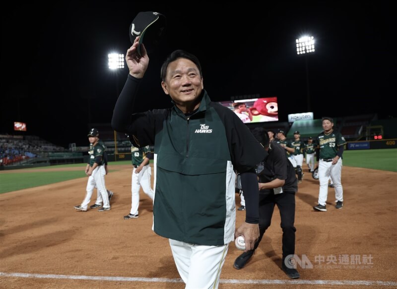 中華職棒台鋼雄鷹隊15日晚間以5比0完封樂天桃猿隊奪勝，也助總教練洪一中（中）達成執教生涯第1000勝，賽後洪一中握著勝利球、脫帽向場邊眾人開心致意。中央社記者張新偉攝 113年5月15日