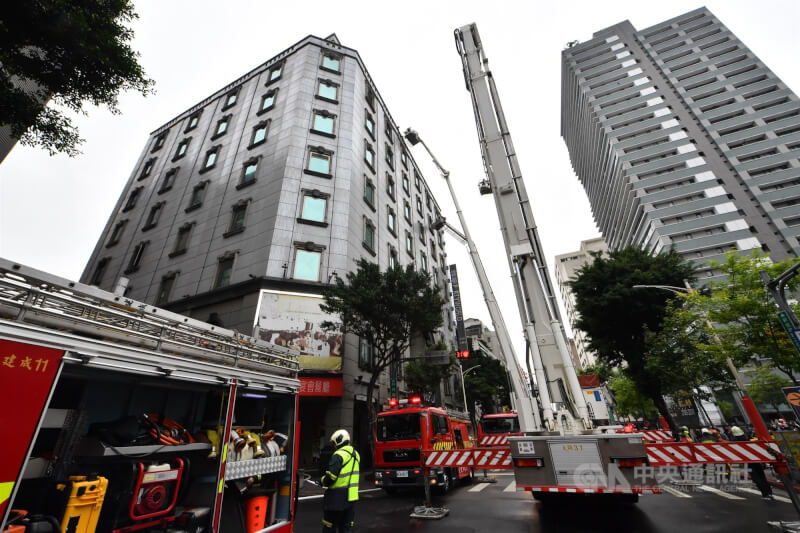 2020年4月26日台北市林森北路錢櫃火警，消防人員救援滅火。（中央社檔案照片）