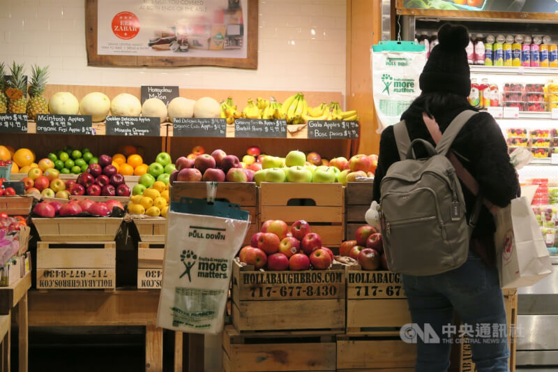 圖為紐約民眾在超市購物。（中央社檔案照片）