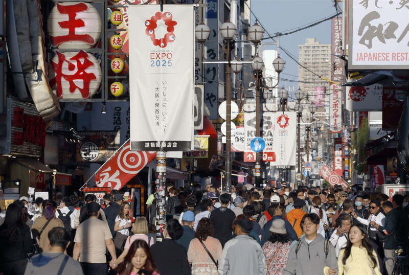 日本大阪鬧區4月12日的遊客人潮。（共同社）