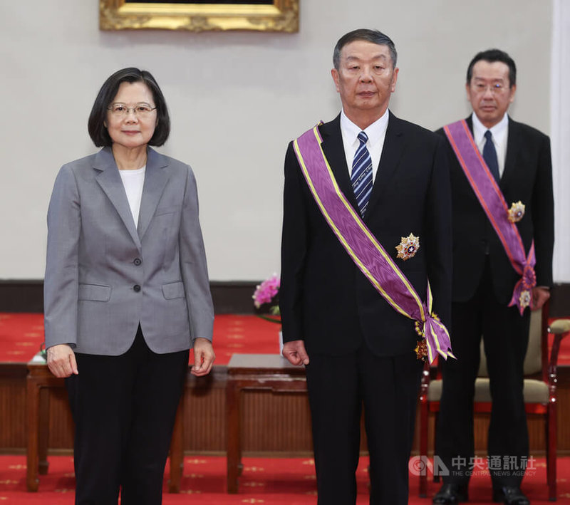 總統蔡英文(前左)15日上午在總統府頒授國家安全會議諮詢委員黃曙光(前右)「二等景星勳章」,感謝各位夥伴的付出,期待大家在接下來的崗位上繼續秉持著讓台灣更好的信念,共同守護國家、守護人民。中央社記者謝佳璋攝 113年5月15日