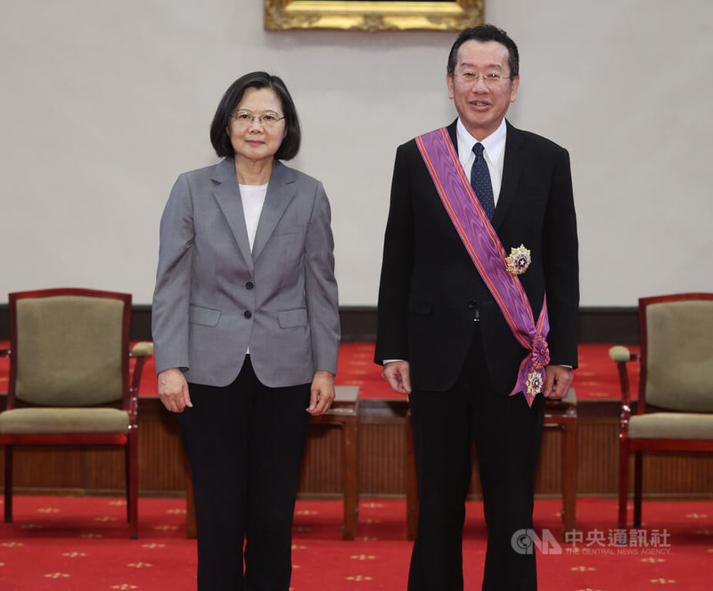總統蔡英文(左)15日在總統府頒授國家安全會議秘書長顧立雄(右)「一等景星勳章」,感謝顧立雄這幾年積極參與各項安全對話及合作機制,讓台灣和更多理念相近的民主夥伴深化交流,持續強化國安外交的力道。中央社記者謝佳璋攝 113年5月15日