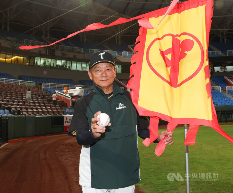 中華職棒台鋼雄鷹隊教頭洪一中（圖）15日率隊擊敗樂天桃猿隊，拿下執教生涯第1000勝。洪一中賽後受訪直言要拿到千勝真的不容易，雖然經歷過許多波折，但自己是一個很幸運的人。中央社記者張新偉攝 113年5月15日