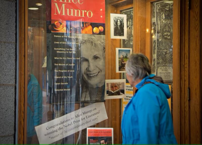 加拿大女作家孟洛13日晚間過世享耆壽92歲。她生前以短篇小說聞名，被譽為「當代短篇小說大師」。2013年10月加拿大一間書店曾以櫥窗擺設恭賀她獲諾貝爾文學獎。（路透社）