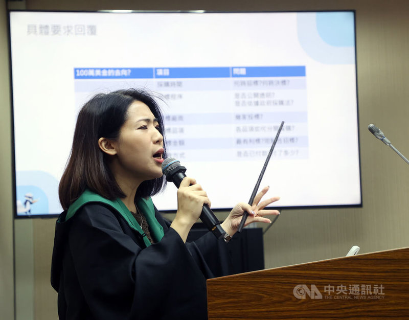 國民黨立委徐巧芯15日在立法院質詢時,特意換上電影「哈利波特」史萊哲林的魔法袍,並手持魔杖要求「魔法部長」上台。中央社記者郭日曉攝 113年5月15日