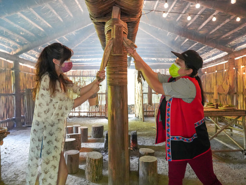 嘉義縣文化觀光局力推鄒族部落旅遊，16日介紹傳統工藝「鞣皮」，由2人一組、一人抓住一邊，將獸皮來回在黃藤與木材製成的橫桿上摩擦，讓獸皮軟化，即可拿來利用，這就是鞣皮過程。（沈雅茹提供）中央社記者蔡智明傳真  113年5月16日