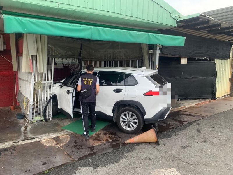 屏东内埔1名女子日前持刀砍伤另名陌生男子并夺取其未熄火车辆逃逸，随后又冲撞一处民宅、进入住家庭院，警方获报到场搜寻，最终在附近坟墓查缉涉案女子到案，讯后依法移送检方侦办。（屏东县政府警察局内埔分局提供）中央社记者黄郁菁传真 113年5月16日