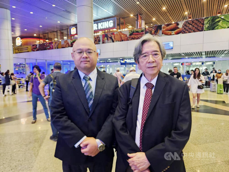 台亞基金會董事長蕭新煌（右）與執行長楊昊（左）15日抵達馬來西亞參與智庫交流，分享台灣新南向政策成果與展望（15日攝）。中央社記者黃自強吉隆坡攝 113年5月16日