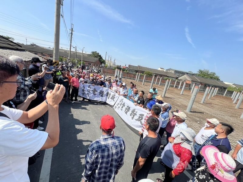 能源公司在雲林縣瓦磘村設置太陽能光電案場，由於距離住家僅2公尺且位於村莊中央，大批村民成立自救會，16日號召聚集在案場並拉起白布條，高喊反對種電，要求案場撤出。中央社記者姜宜菁攝  113年5月16日