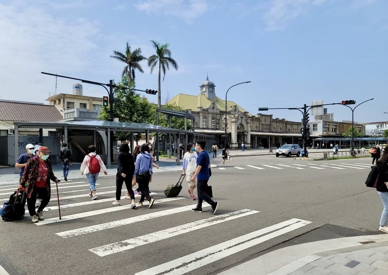 新竹市政府統計民國113年1至3月竹市共有10件交通死亡事故，根據交通處與警察局分析事故原因，以高齡者在清晨或夜間且違規穿越道路者為多，目前在實施延長號誌時間等多項改善措施後，4月已無死亡事故發生。圖為街頭行人往來穿越馬路情形。（新竹市政府提供）中央社記者魯鋼駿傳真  113年5月16日