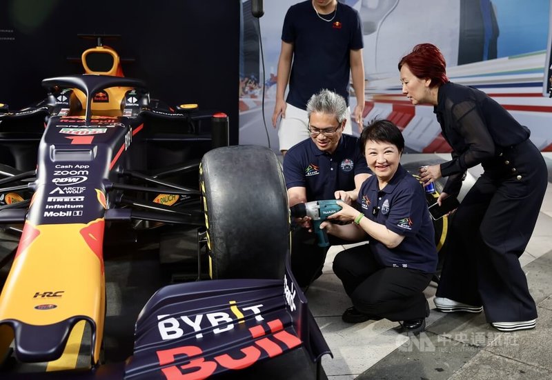 台中市長盧秀燕(右2)16日在台北出席2024 Red Bull Showrun Taichung登台預告記者會,現場演練為賽車更換輪胎。中央社記者王飛華攝 113年5月16日