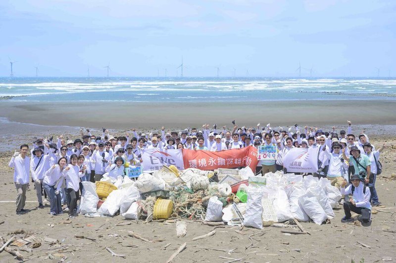 台灣高鐵公司職工福利委員會發起「環境永續深耕行動」，16日在苗栗縣後龍鎮外埔漁港舉辦2024年「集拾行垃」淨灘活動，大批高鐵員工主動報名參加，共清出逾1099公斤海洋廢棄物。（台灣高鐵提供）中央社記者汪淑芬傳真  113年5月16日