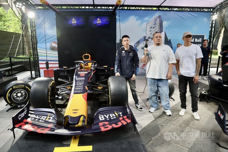 2024 Red Bull Showrun Taichung登台預告記者會16日在台北舉行，饒舌團體「頑童MJ116」成員小春（前左起）、大淵、瘦子出席，示範賽車換胎挑戰。中央社記者王飛華攝　113年5月16日
