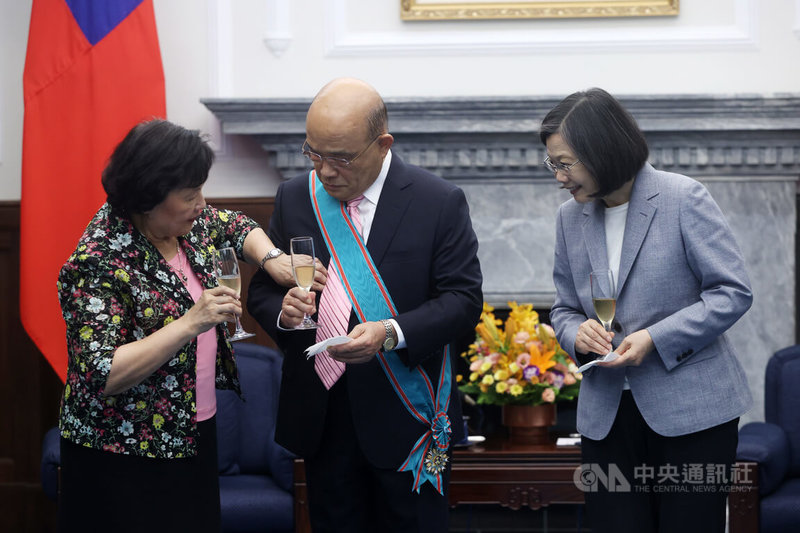 总统蔡英文（右）16日颁授前行政院长苏贞昌（左）一等卿云勋章，祝酒时，苏贞昌夫人詹秀龄（左）替他整理衣装。中央社记者郑杰文摄　113年5月16日