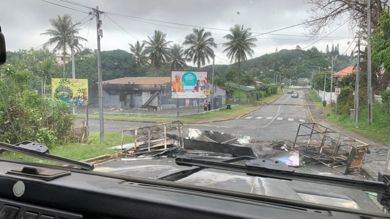 新喀里多尼亞發生暴動，道路遭抗議者封鎖。（Lilou Garrido Navarro Kherachi/via 路透社）