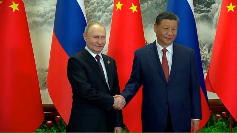 俄羅斯總統蒲亭（左）16日抵北京，與中國國家主席習近平（右）會面。（克里姆林宮提供 via 路透社）