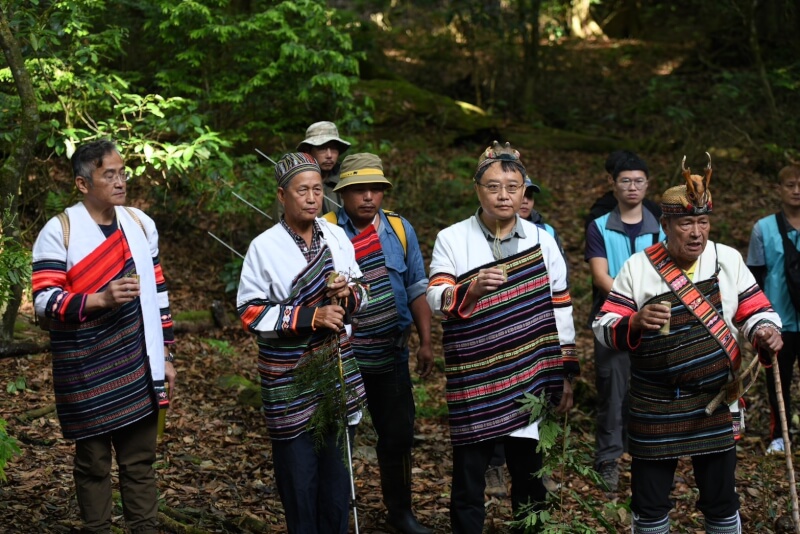 桃山、大安部落族人與台中分署張弘毅分署長共同參與祈福儀式,祝福Ziman平安重返山林。(圖取自林業及自然保育署台中分署網頁taichung.forest.gov.tw)