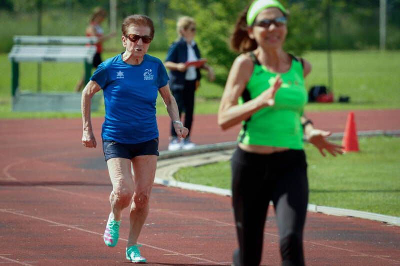 義大利田徑選手馬曾加（左）5月以51秒47跑完室外200公尺比賽，打破90歲及以上年齡組別的女子世界紀錄。（路透社）