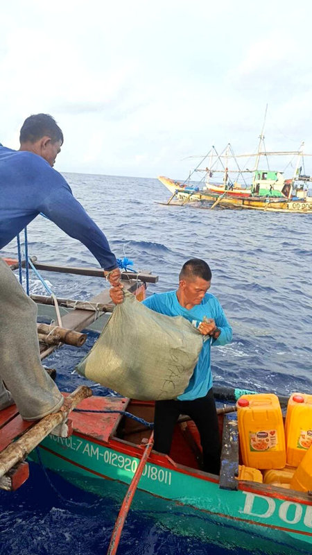 菲律賓民間團體號召支持者和百艘漁船前進中國控制的黃岩島，10人先遣隊16日發送物資給黃岩島菲國漁民，完成宣示主權的任務。（Atin Ito聯盟提供）中央社記者陳妍君馬尼拉傳真  113年5月16日