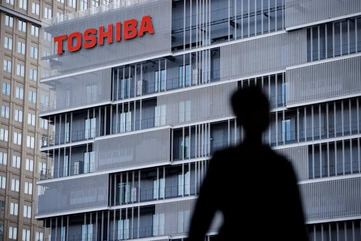 圖為日本一間大樓外的東芝商標。（路透社）