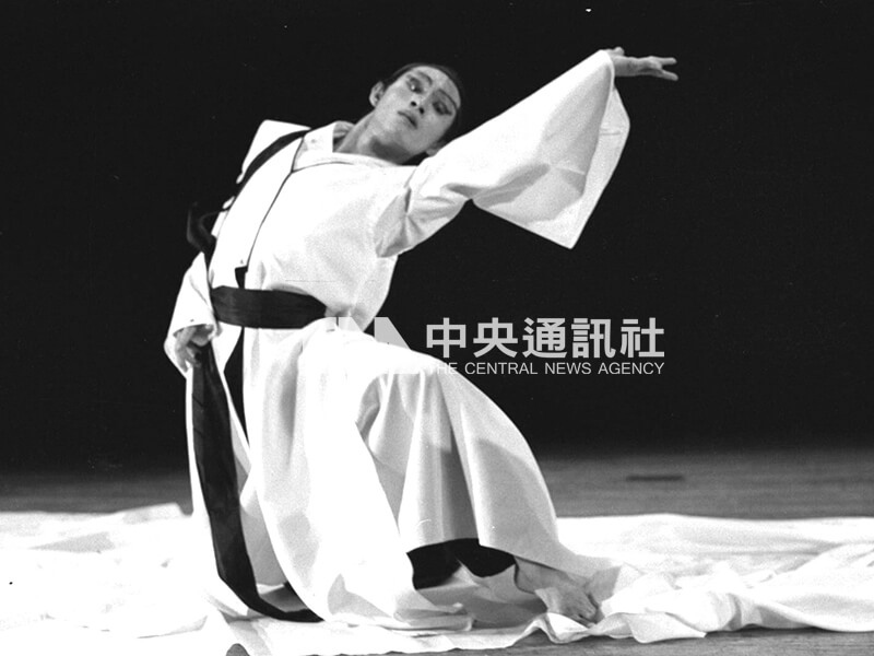 名舞蹈家林懷民在第四屆中國藝術歌曲之夜中，演出舞作「寒食」。中央社記者劉偉勳攝　63年5月17日