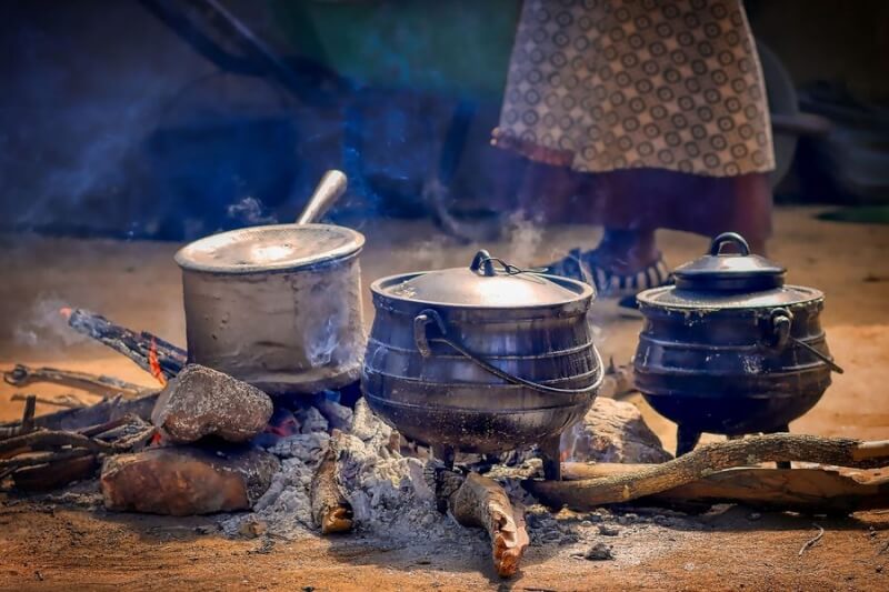 多數撒哈拉沙漠以南非洲的家庭，目前仍依賴木材、木炭、煤炭、動物糞便和農業廢棄物等高污染烹飪燃料。（圖取自pixabay圖庫）