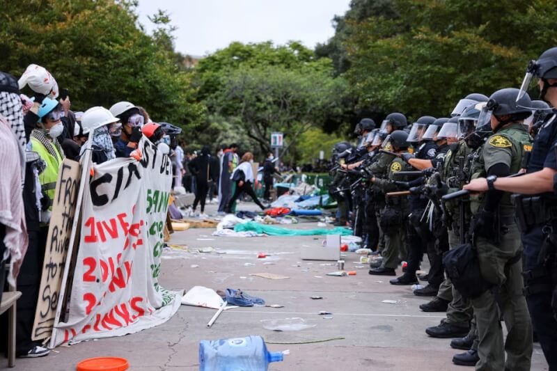 美國加州大學爾灣分校挺巴勒斯坦抗議者15日與警方對峙。（路透社）