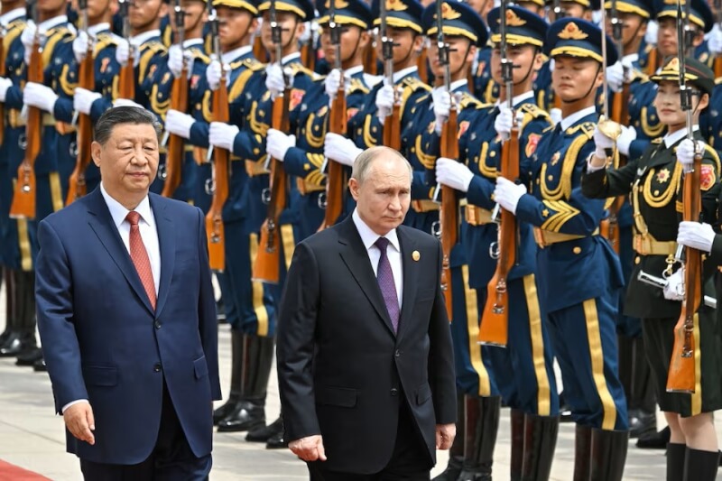 中國國家主席習近平（前左）16日以歡迎儀式迎接赴北京國是訪問的俄羅斯總統蒲亭（前右）。（Sputnik/Sergei Bobylev/Pool via 路透社）