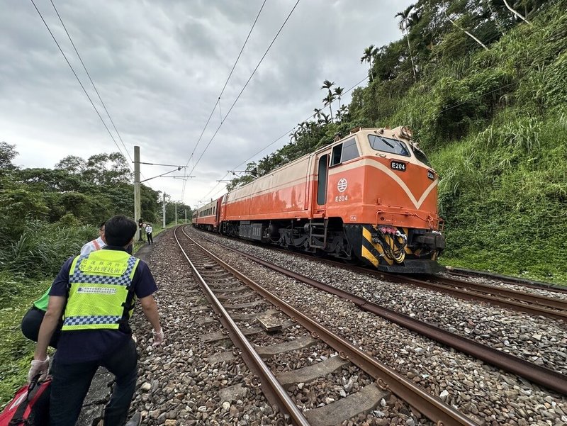 台鐵東部幹線光復站至萬榮站間17日下午發生一起莒光號列車碰撞行人事故，一名67歲老翁不明原因入侵軌道遭列車撞及，導致頭部撕裂傷、意識清醒，已送醫治療。（民眾提供）中央社記者張祈傳真  113年5月17日