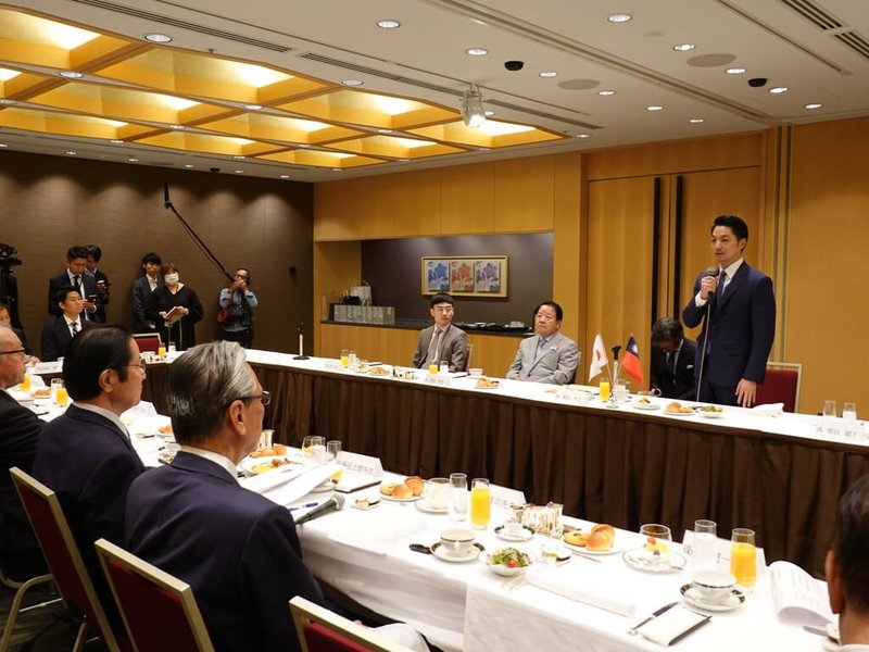 台北市长蒋万安（后右）访日，17日一早与日本跨党派议员组成的「日华议员恳谈会」会长古屋圭司及多位参、众议员举行早餐会。蒋万安在致词中，历数历任日本首相、日华恳以及自己的渊源，并表达对于日华恳长期支持台湾的感谢。中央社记者杨明珠东京摄  113年5月17日