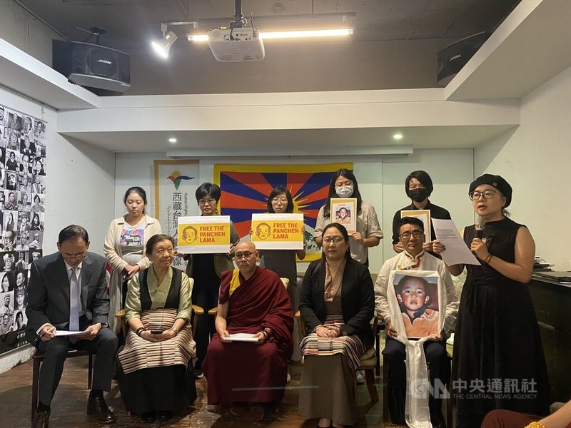 「立即釋放被消失29年的班禪喇嘛記者會」17日在台北舉行，印度扎西倫布寺住持第五世喜嘉仁波切（左3），及藏人行政中央（CTA）外交部長諾增卓瑪（左4）、西藏人民議會副議長卓瑪次仁（左2）等人到場聲援。中央社記者謝怡璇攝   113年5月17日