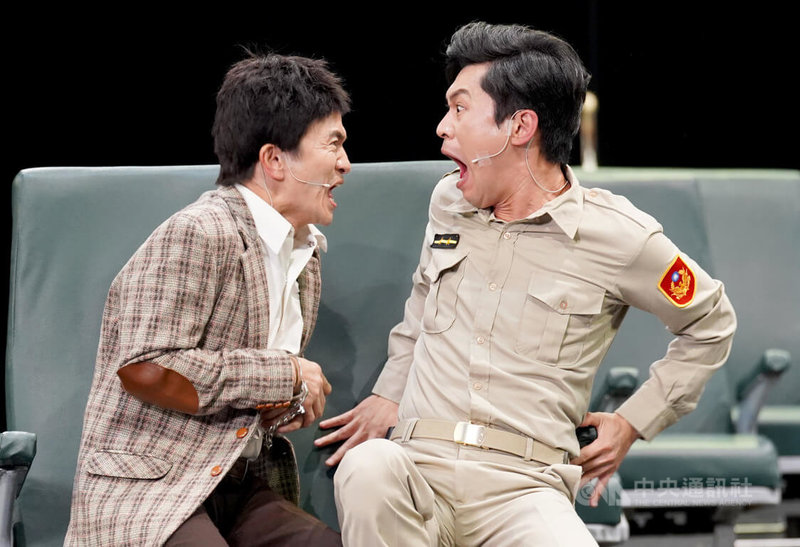 綠光劇團「押解」在台北國家戲劇院展開首演,17日下午總彩排,主演唐從聖(左)、黃迪揚(右)於火車廂場景飆戲。(綠光創藝提供,攝影:張大魯)中央社記者葉冠吟傳真 113年5月17日
