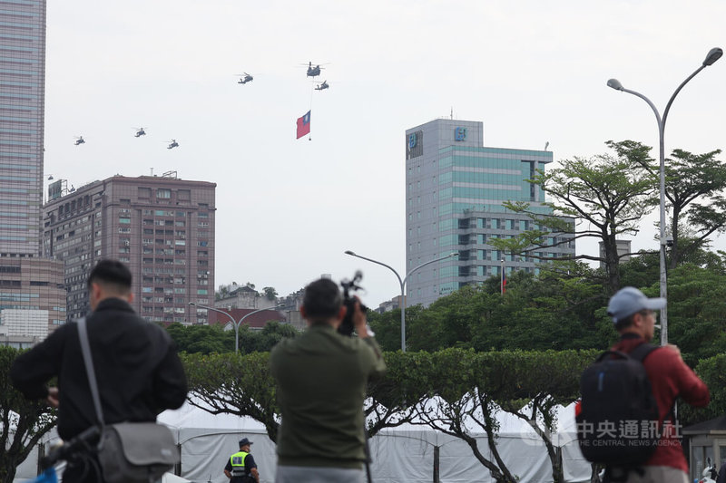 520總統副總統就職典禮將至,國軍17日早晨進行第2次就職典禮空中全兵力預演,7時9分國旗梯隊登場飛越台北市區上空,吸引民眾目光。中央社記者趙世勳攝 113年5月17日
