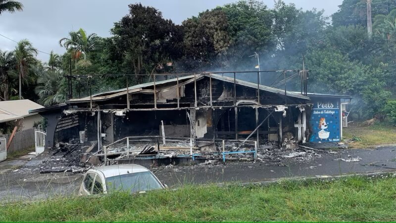新喀里多尼亚反宪改暴动持续，当地一处建筑15日遭烧毁。（Lilou Garrido Navarro Kherachi/via 路透社）