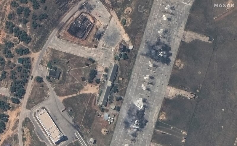克里米亞半島的貝爾貝克空軍基地15日遇襲，衛星影像顯示有3架俄國戰機被毀。（Maxar Technologies/Handout via 路透社）
