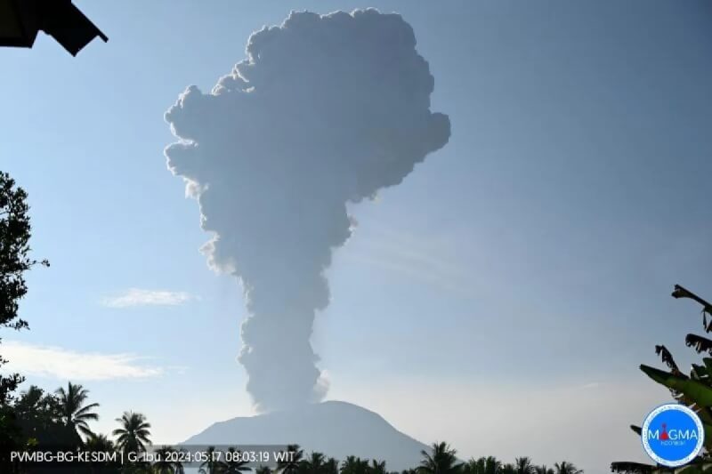 印尼伊布火山17日早上再度噴發。（安塔拉通訊社）