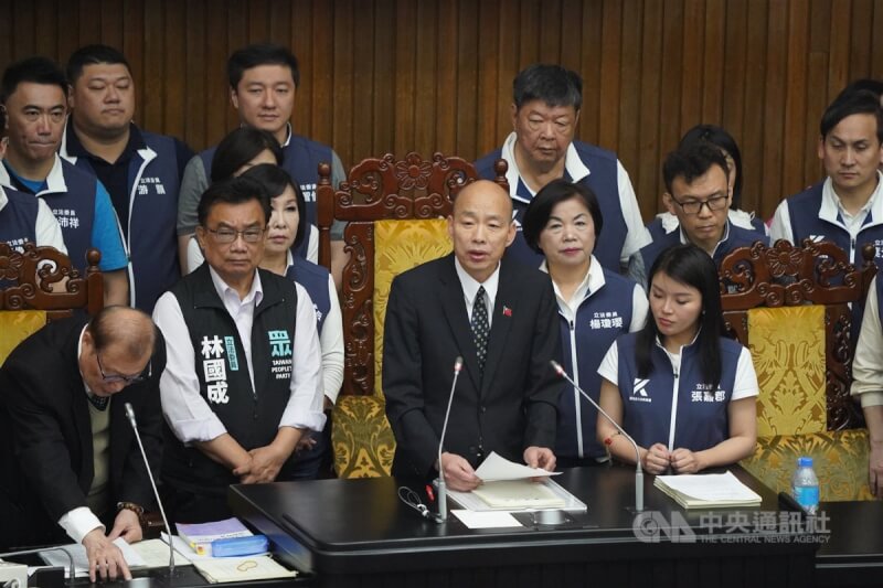 立法院会17日处理蓝白所提国会改革相关法案，直到上午10时8分，立法院长韩国瑜（前左3）才在国民党立委护送下进入议场，宣布开会。中央社记者徐肇昌摄 113年5月17日