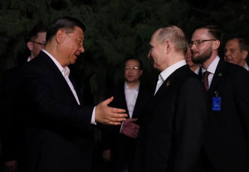 俄羅斯總統蒲亭（右）與中國國家主席習近平（左）16日在北京會談後分別，習近平展開雙臂欲擁抱蒲亭。（Sputnik/Mikhail Metzel/Pool via 路透社）