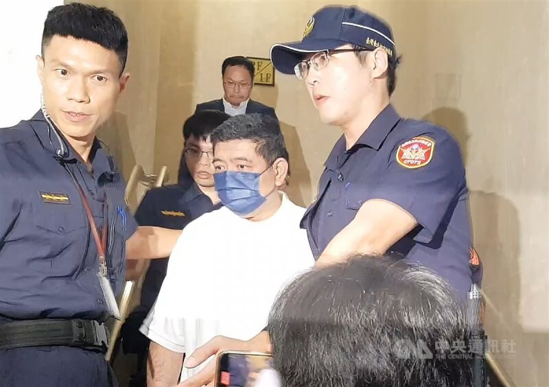 艺人NONO（中白衣者）被控妨害性自主，台北地检署去年8月约谈NONO到案说明，讯后他面对媒体不发一语。（中央社档案照片）