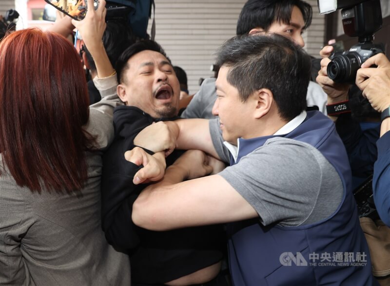 立法院會17日將處理國會改革相關法案,朝野立委在議場門口爆發激烈衝突,發生嚴重推擠;民進黨立委洪申翰(左)試圖進入議場,遭國民黨立委張智倫(右)阻擋。中央社記者謝佳璋攝 113年5月17日