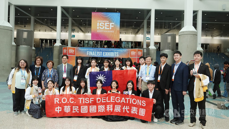 台湾高中生团队20人带著国旗在洛杉矶会议中心，参加2024年美国国际科技展览会（Regeneron ISEF）。中央社记者林宏翰洛杉矶摄  113年5月17日