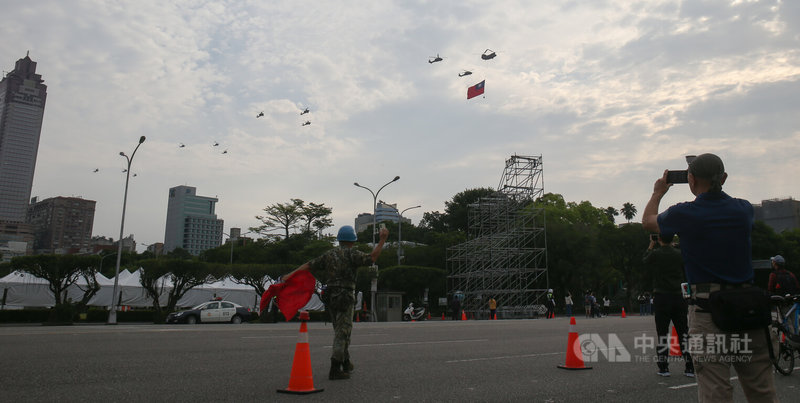 520總統副總統就職典禮將至,國軍17日進行第2次就職典禮空中全兵力預演,陸軍CH-47SD契努克運輸直升機吊掛巨幅國旗飛越總統府上方,吸引民眾拿起手機拍攝。中央社記者趙世勳攝 113年5月17日