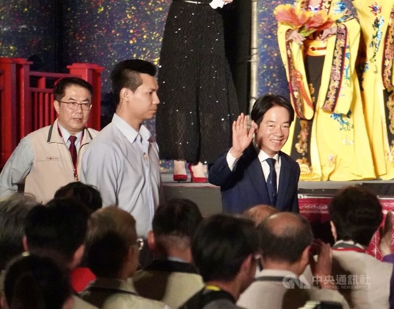 準總統賴清德（右）17日晚間到台南「民安吉慶 南方有囍–慶祝第16屆總統暨副總統就職」活動，與民眾一同欣賞劇團演出，進場時開心揮手致意。中央社記者董俊志攝 113年5月17日