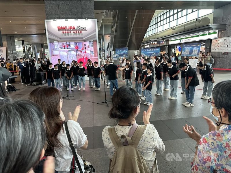 台灣原聲童聲合唱團18日到高鐵台中站快閃演出,以清麗的歌聲吸引旅客駐足,並宣傳「2024玉山星空音樂會-日月潭樂章篇」活動。中央社記者趙麗妍攝 113年5月18日