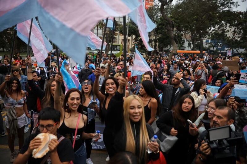 秘魯政府一項修改健保的新法令將變性及性別認同等歸入心理健康問題層面，LGBTQ+團體17日發起抗議。（路透社）