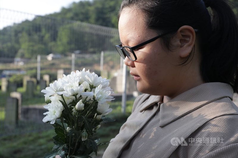 2024年是大馬513事件55週年,民間團體18日在雙溪毛糯的513墓園舉行公祭,紀念無辜受難者,民眾參與獻花致意。中央社記者黃自強吉隆坡攝 113年5月18日