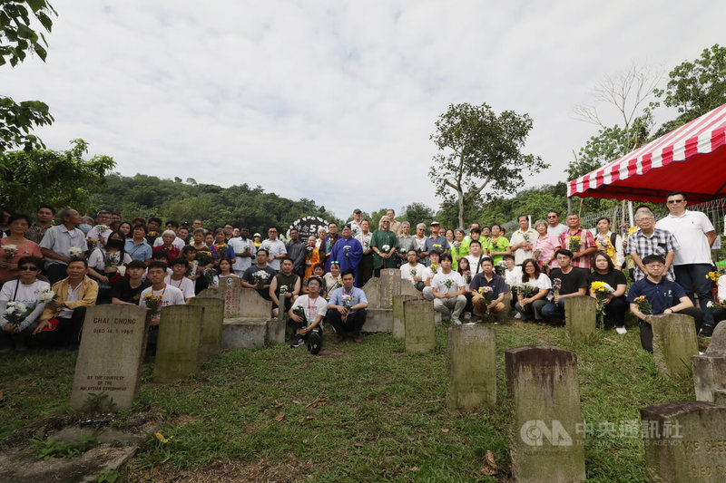 2024年是大馬513事件55週年,民間團體18日在雙溪毛糯的513墓園舉行公祭。圖為參與公祭人員合影紀念無辜受難者。中央社記者黃自強吉隆坡攝 113年5月18日