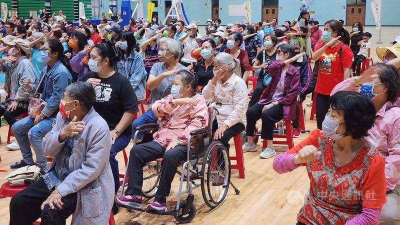 澎湖縣超過500名銀髮族長者18日一起走出家門活動身體,參與「銀髮萬歲動起來」活動,過程安排熱身運動、帶動跳、驚爆大氣球、翻翻樂、飛盤擲準等團體運動和搖滾派對、套圈達人與疊杯大接力等趣味運動闖關,讓每名長者都能盡興。中央社 113年5月18日