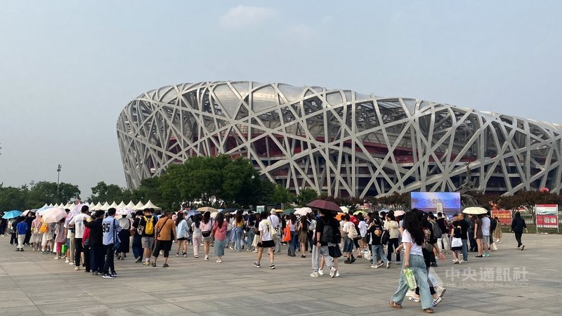 樂團五月天甩掉「假唱風波」，從18日開始在北京鳥巢開10場演唱會。圖為中國的五月天歌迷排隊入場。中央社記者呂佳蓉北京攝  113年5月18日