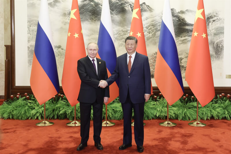 俄羅斯總統蒲亭（左）16日在北京人民大會堂會見中共領導人習近平（右）。（中新社）